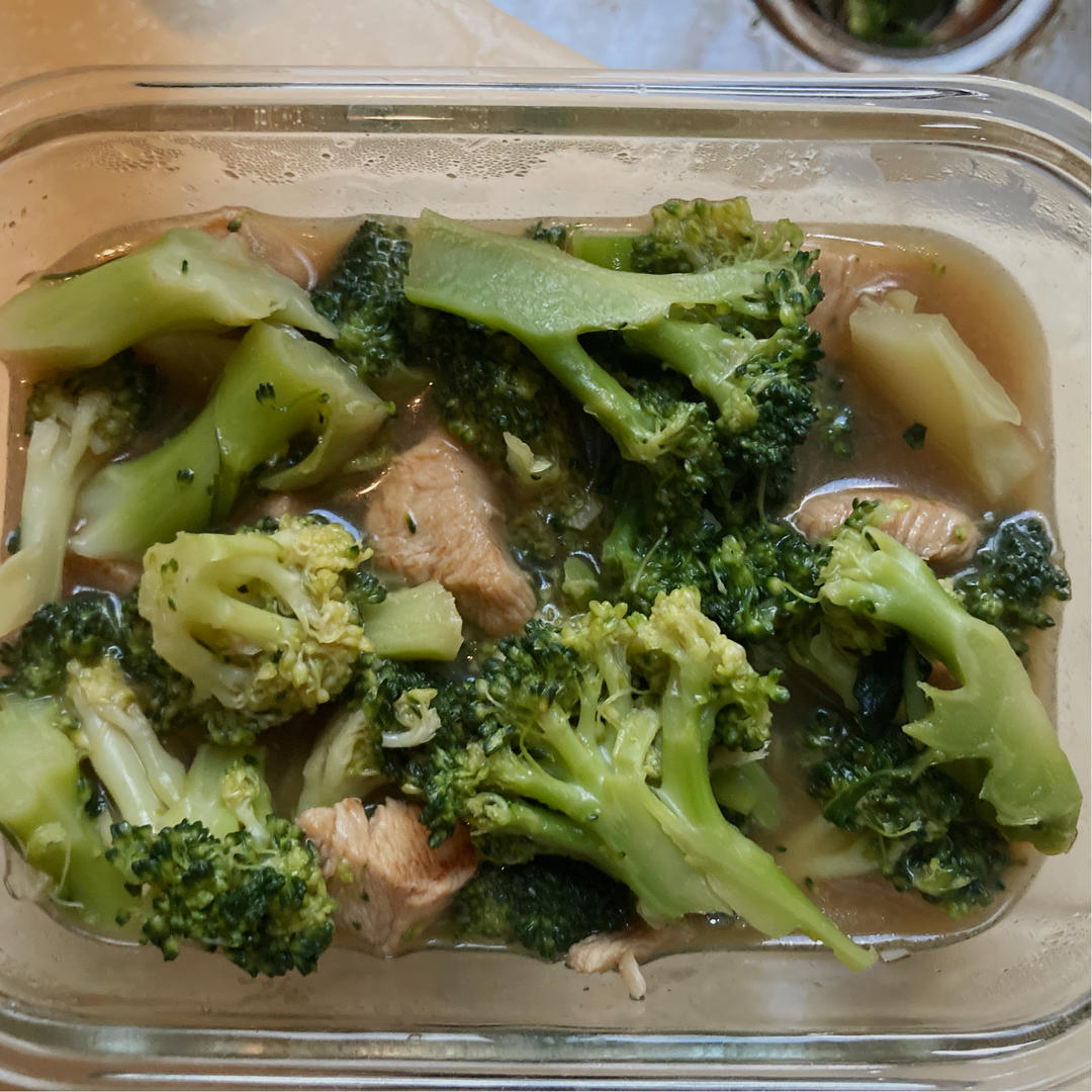 西蓝花炒鸡胸肉（最近爱上减脂餐）