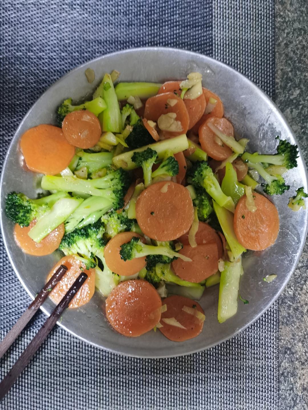 西蓝花炒胡萝卜清爽型～