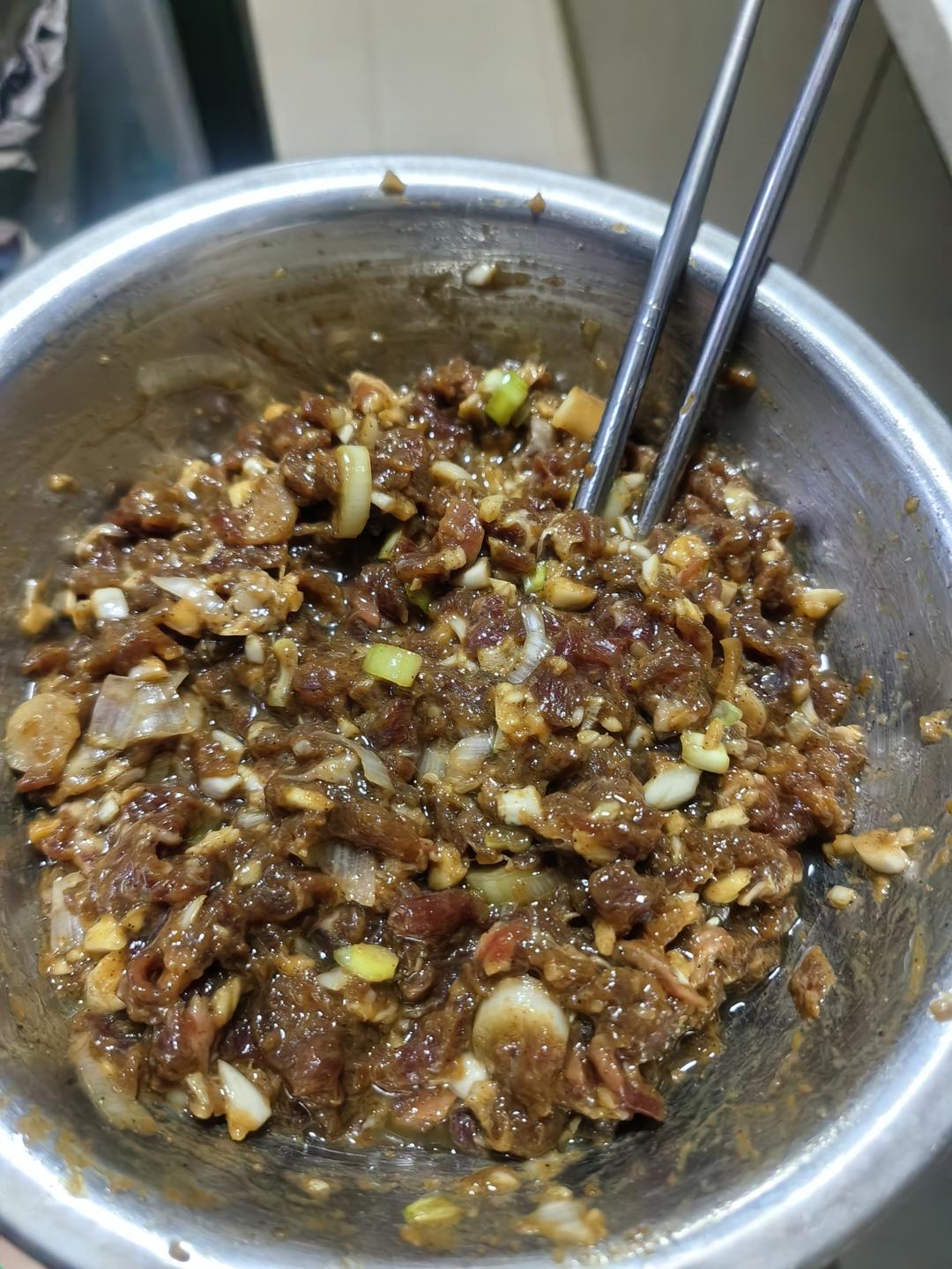 小朋友都喜欢的葱香蔬菜嫩爆牛肉粒