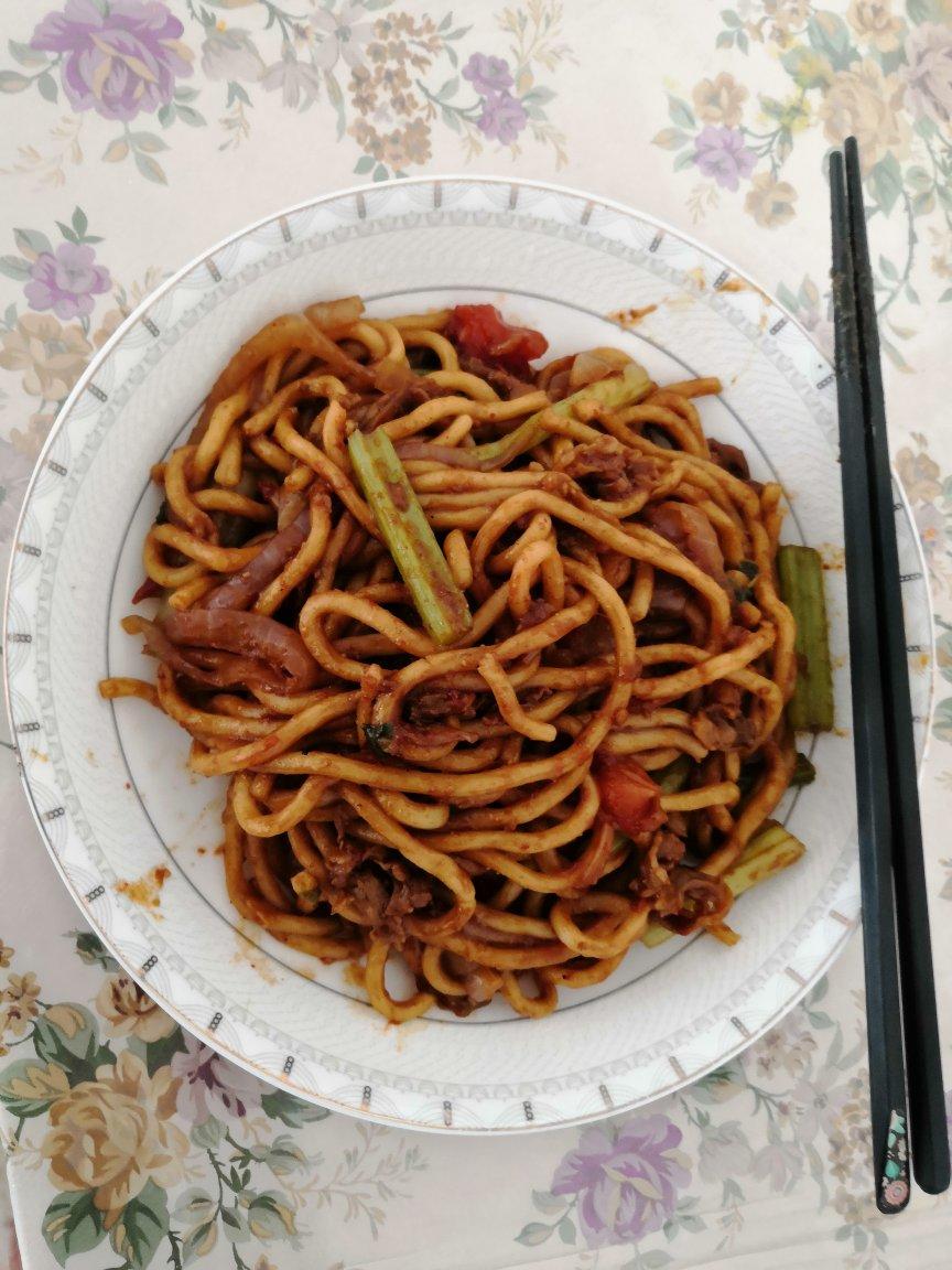 孜然牛肉炒拉条 家常面条百吃不厌的美味做法