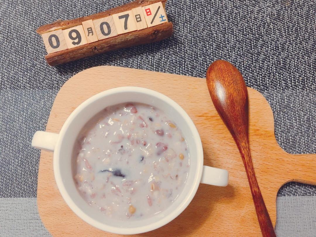 红枣红豆薏仁牛奶粥