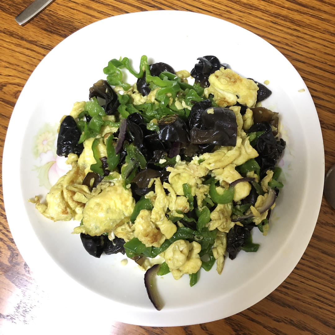 黑木耳青椒炒鸡蛋（营养又下饭）