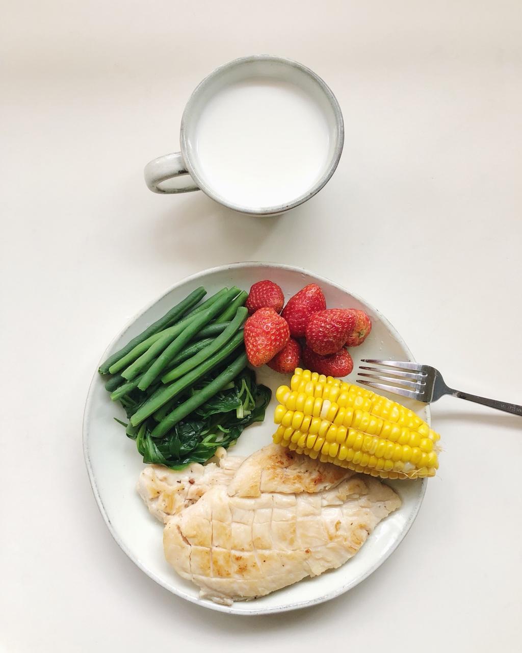 睡沙发才能吃上早餐