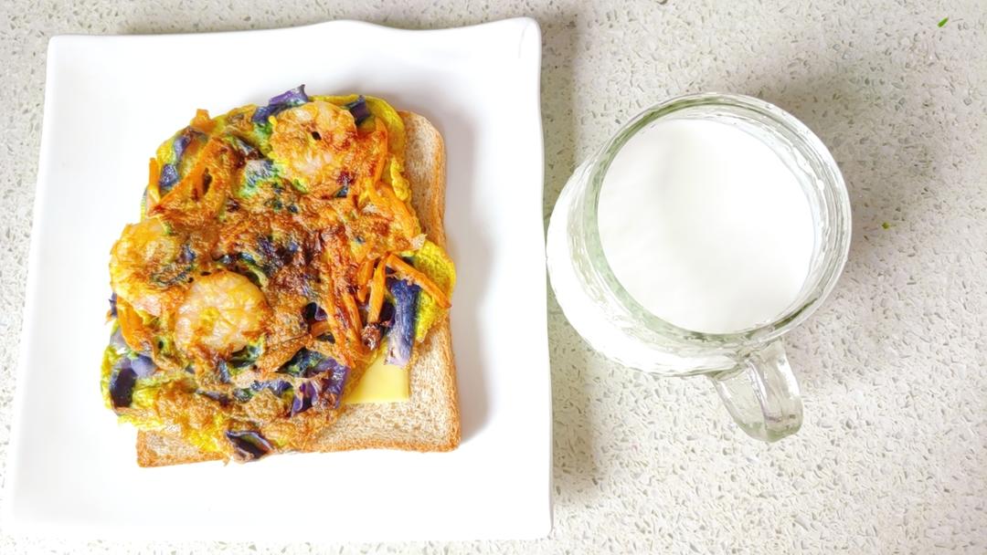 紫甘蓝虾仁煎蛋三明治