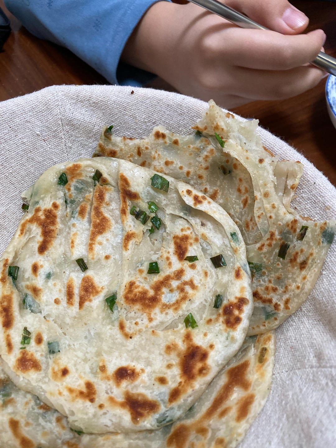 家常葱油饼 柔软多层 凉了也不硬 附细节视频详解