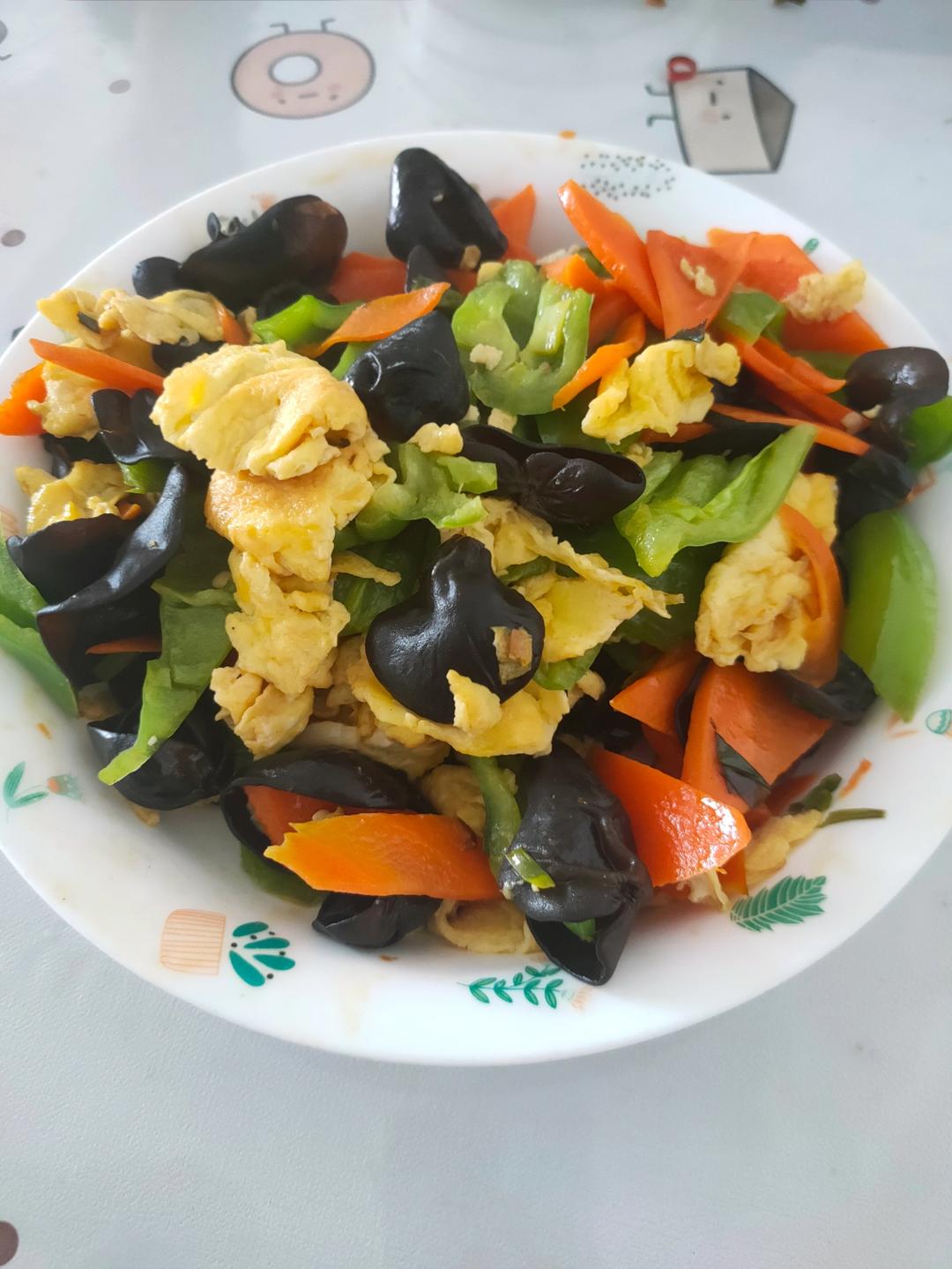 这么搭配也太香了！青椒胡萝卜木耳炒鸡蛋