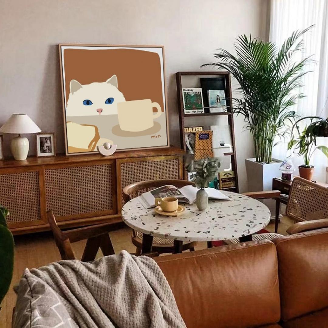 偷喝牛奶的猫咪