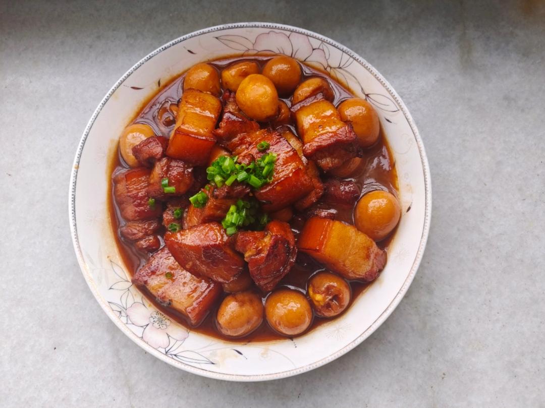 加了鹌鹑蛋后，这盘红烧肉，美味的逆天啦——鹌鹑蛋烧肉（孔瑶食谱）