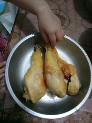 电饭锅焖鸡腿的做法 步骤3