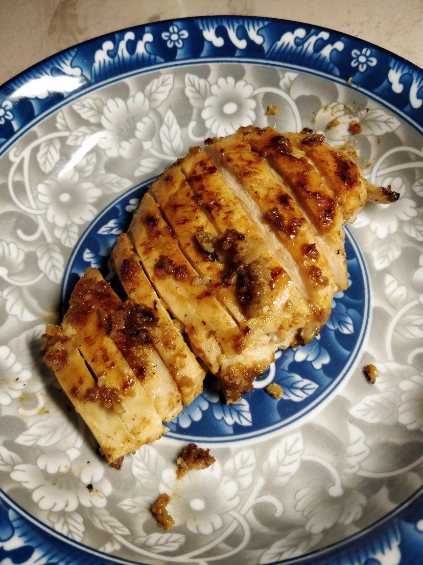 洋肉丁做的酷炫屌炸天好吃的煎鸡胸肉(香蒜蜂蜜煎鸡胸肉)