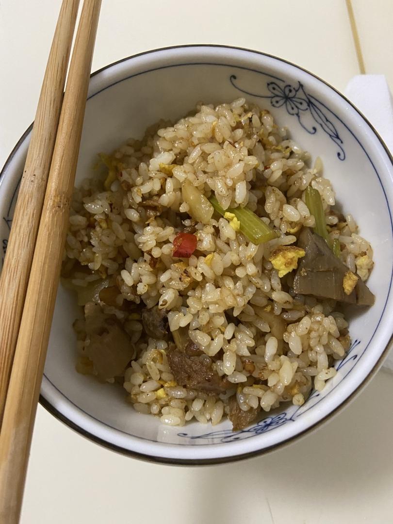 厨师长教你：“酱油炒饭”的家常做法，里面满满的小技巧，很受用