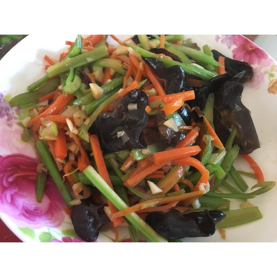 胡萝卜木耳炒芹菜