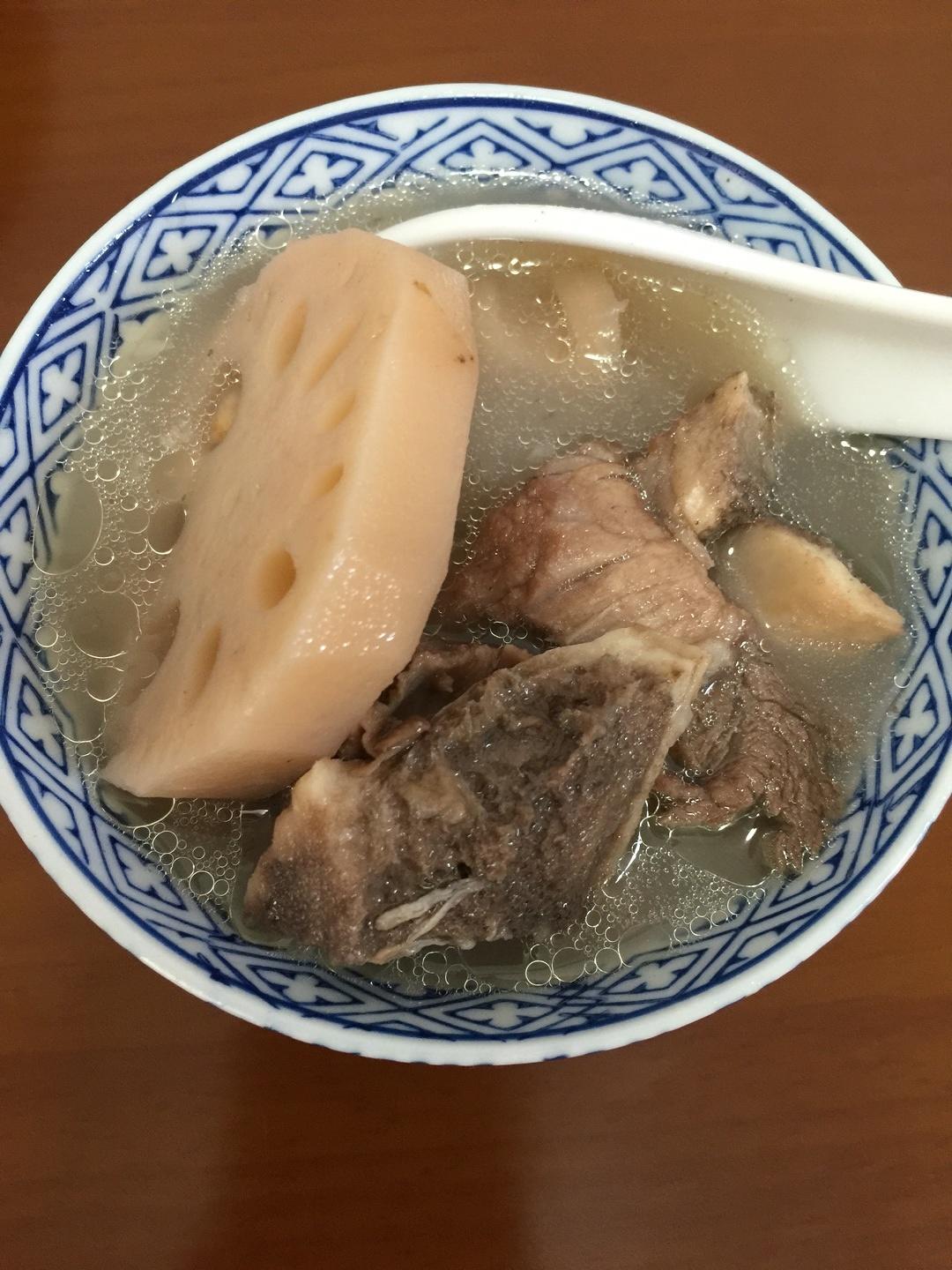 莲藕花生筒骨汤