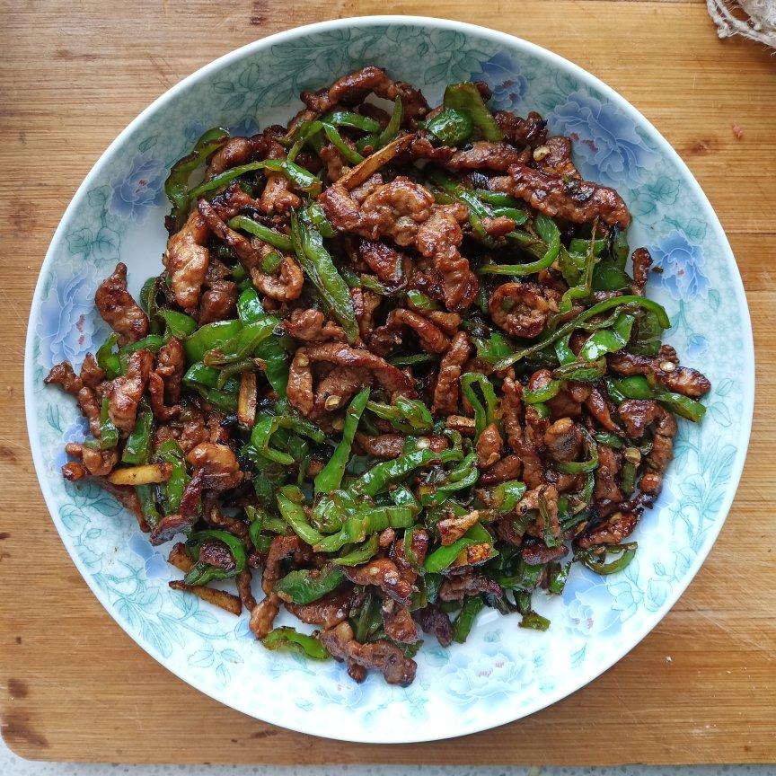 经典的家常菜，青椒炒肉丝，简单的食材也能做出如此美味