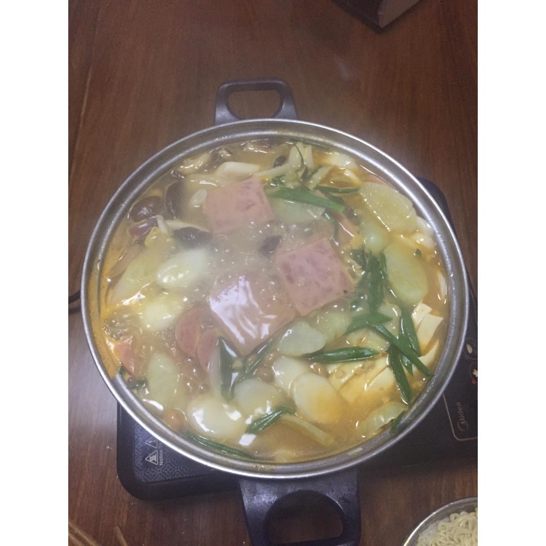 韩式部队锅 Korean Hot Pot (Budae-jjigae)