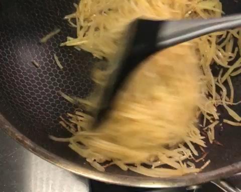 家常菜醋烹土豆丝简单易学，酸甜咸口味适合拌饭