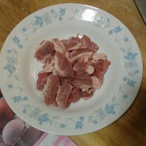 酸菜猪肉炖粉条的做法 步骤2