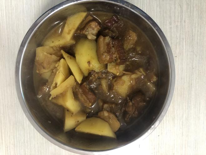 柚子红烧肉炖土豆的做法