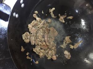 牛肉片爆炒双菇的做法 步骤3