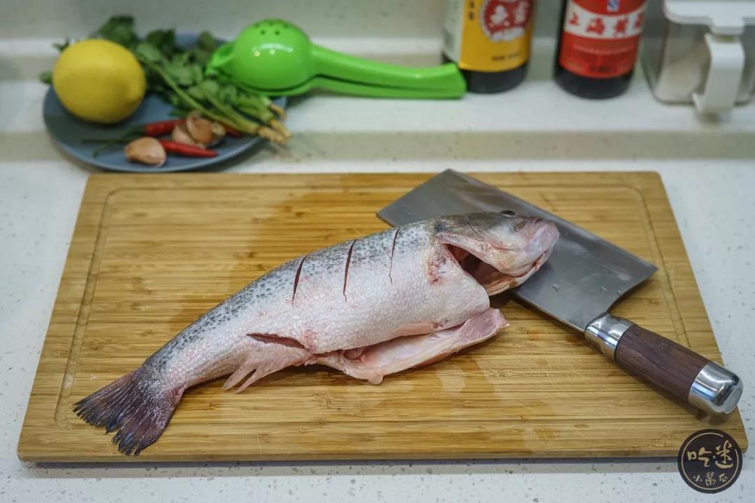 泰式蒸鲈鱼——只需6分钟，让你1秒到泰国！的做法 步骤1