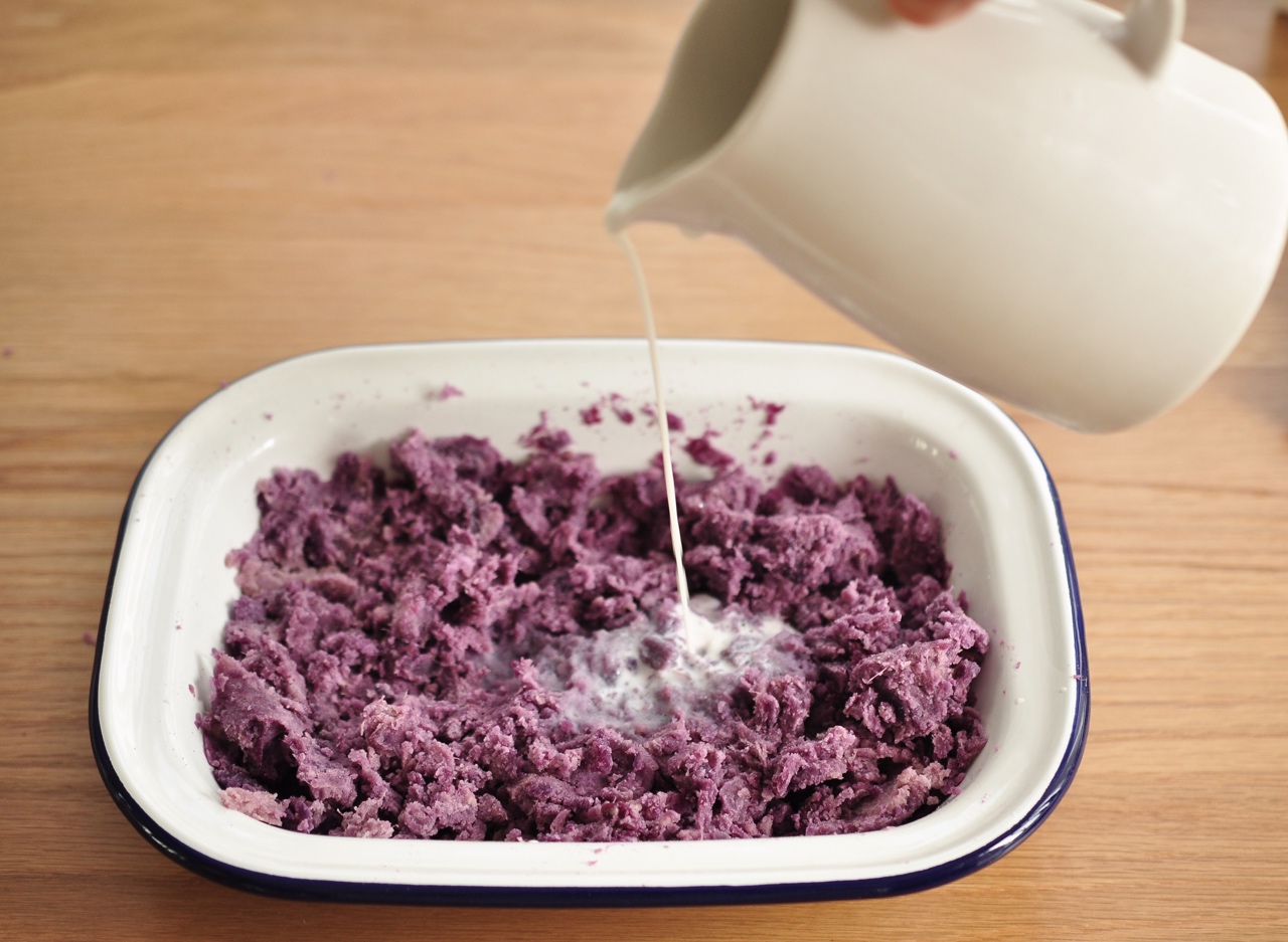 酸奶淋缤纷水果紫薯环的做法 步骤4