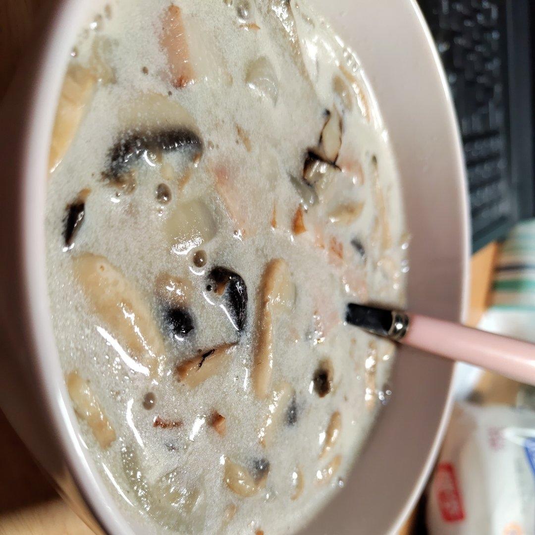 奶油蘑菇浓汤（在家也能喝的美味浓汤）
