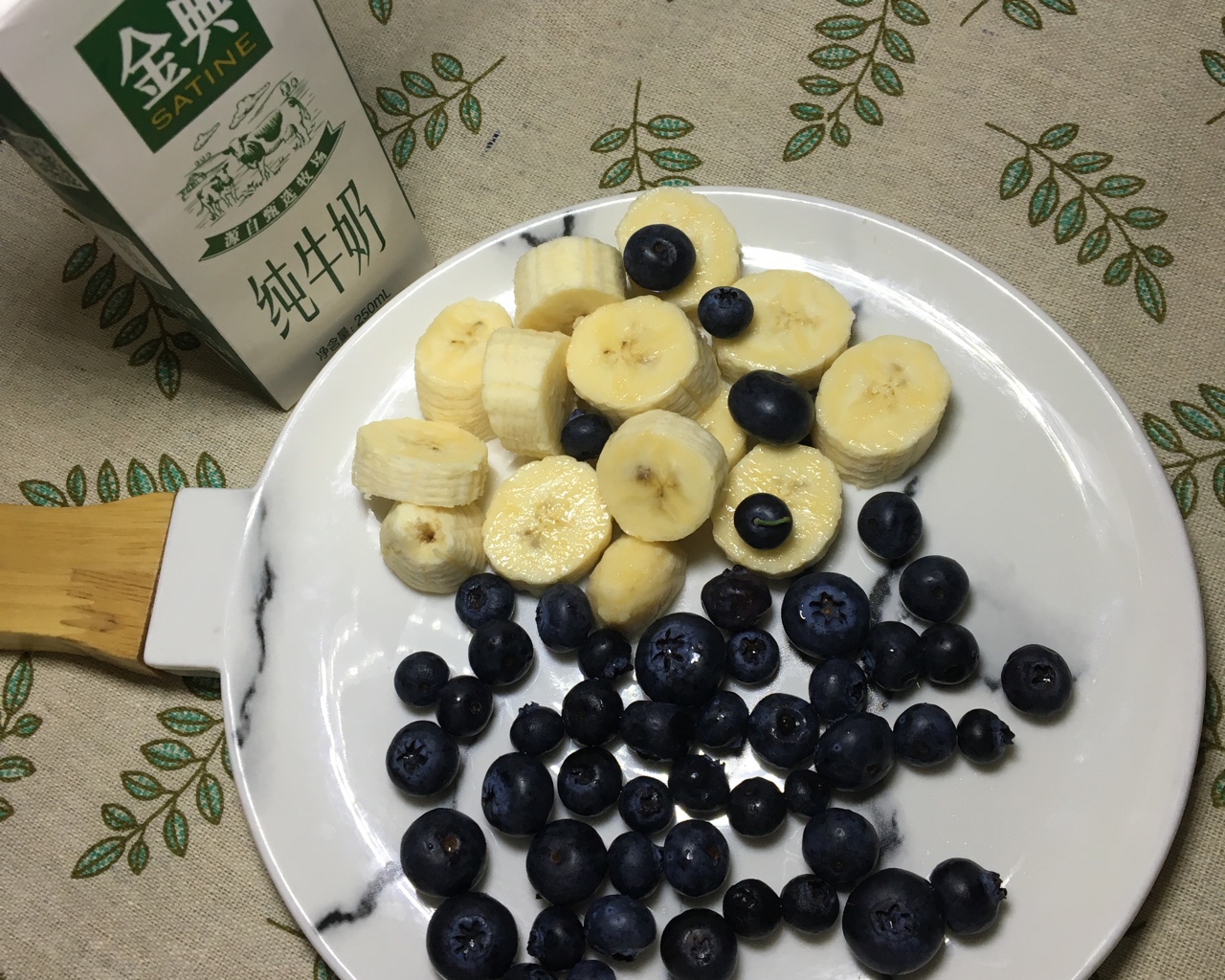 蓝莓香蕉奶昔的做法 步骤2