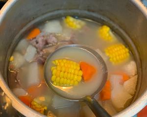 清甜奶白的玉米排骨汤的做法 步骤3