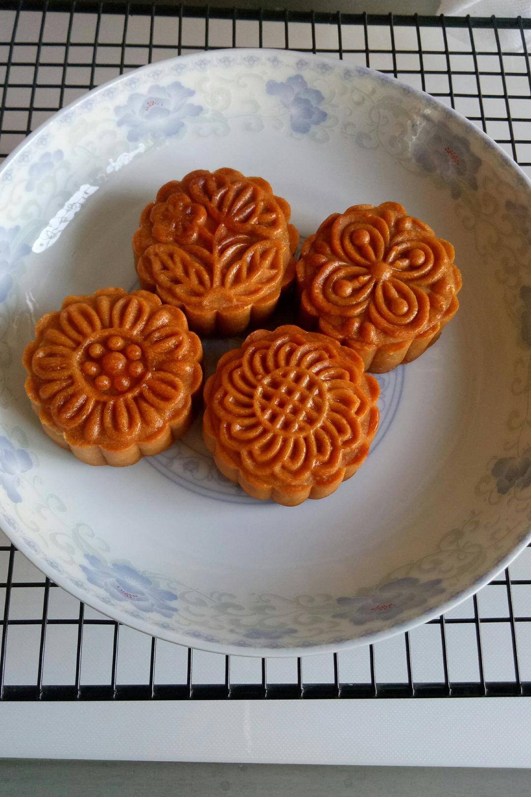 手机用户3677_p8db做的广式月饼—蛋黄莲蓉月饼