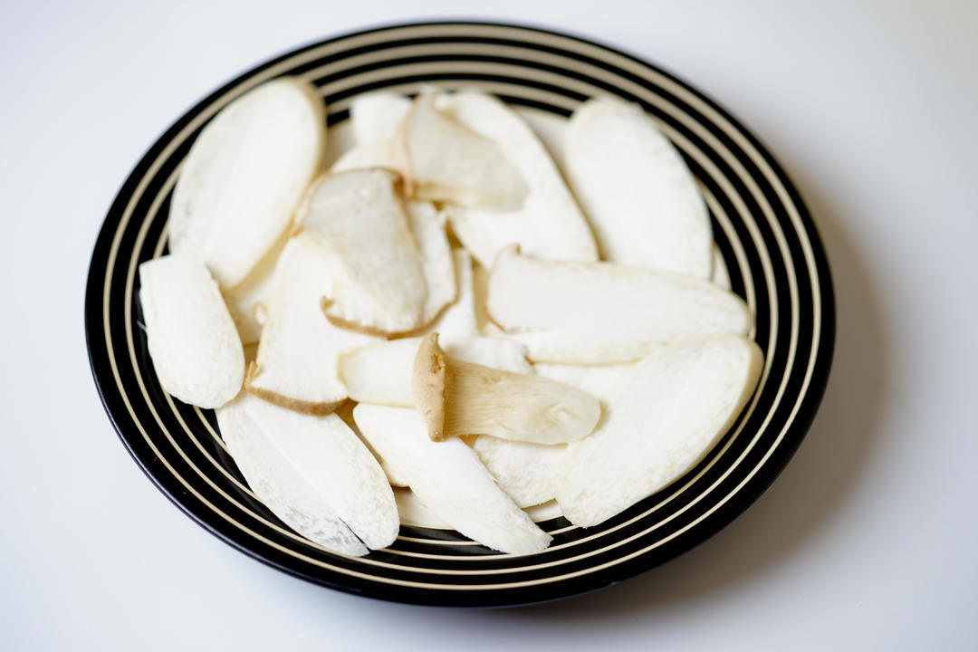 橄榄油蘑菇色拉配黑醋的做法 步骤1