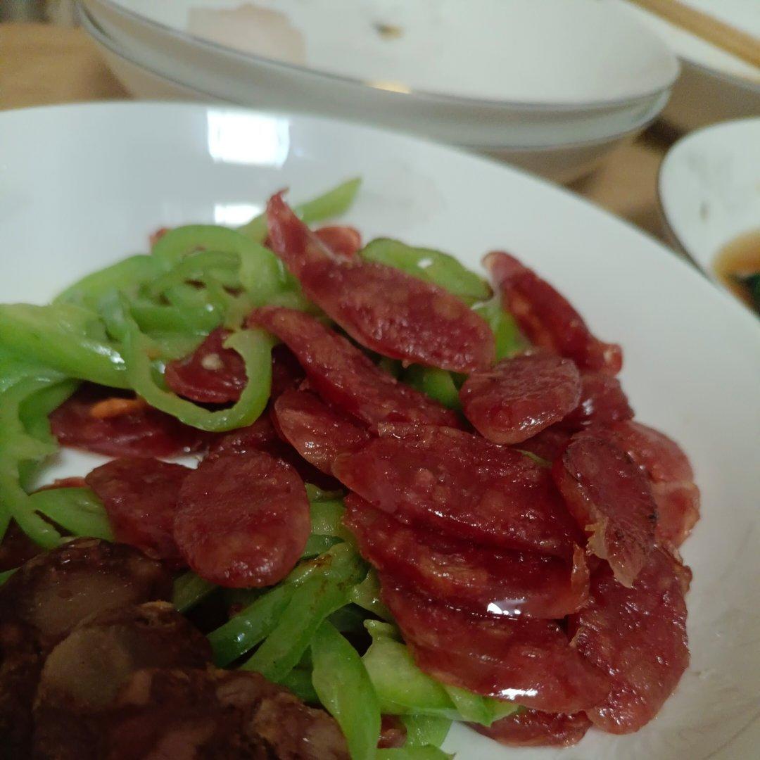 腊肠炒青椒