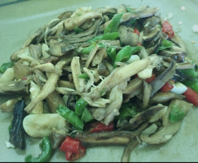 夏天的云南炒鸡纵菌