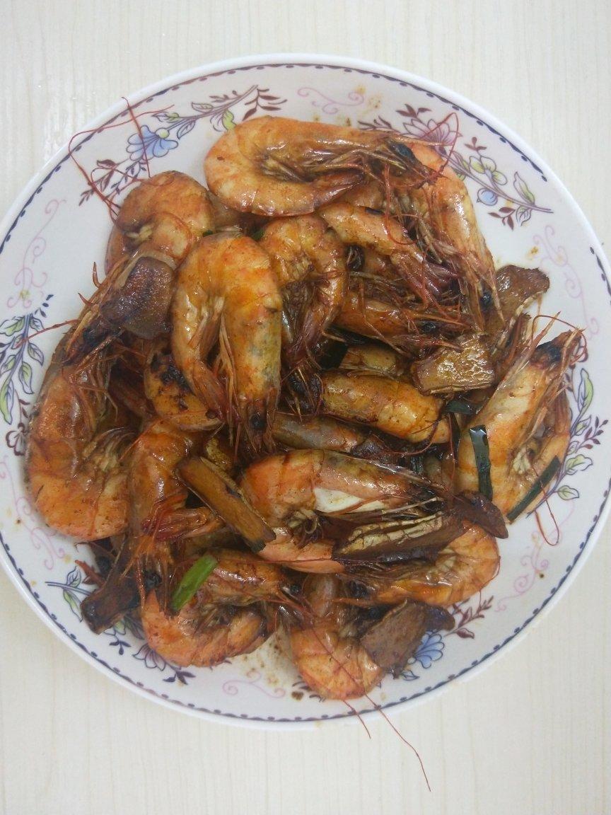 吃完还会继续舔手指的    快手油闷大虾