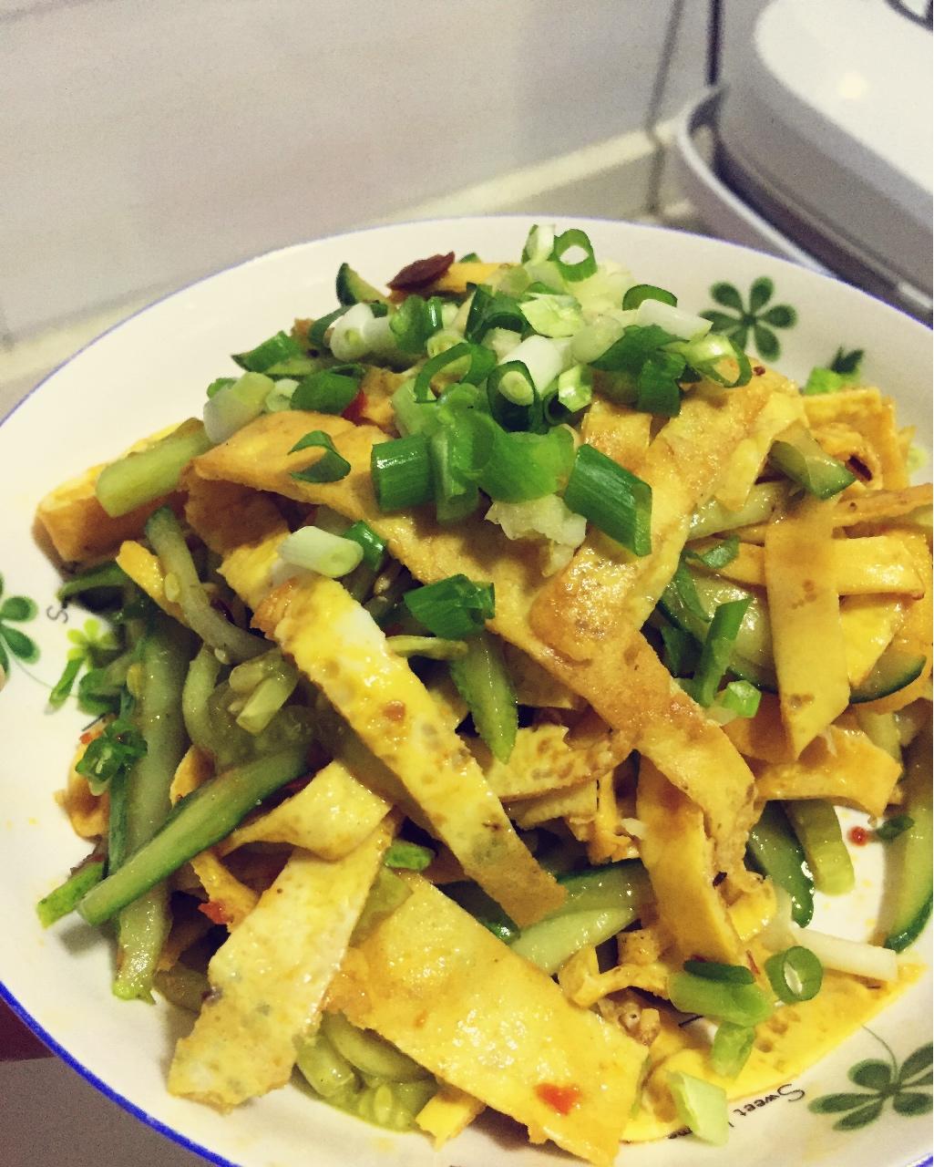 夏天来了--鸡蛋黄瓜凉菜