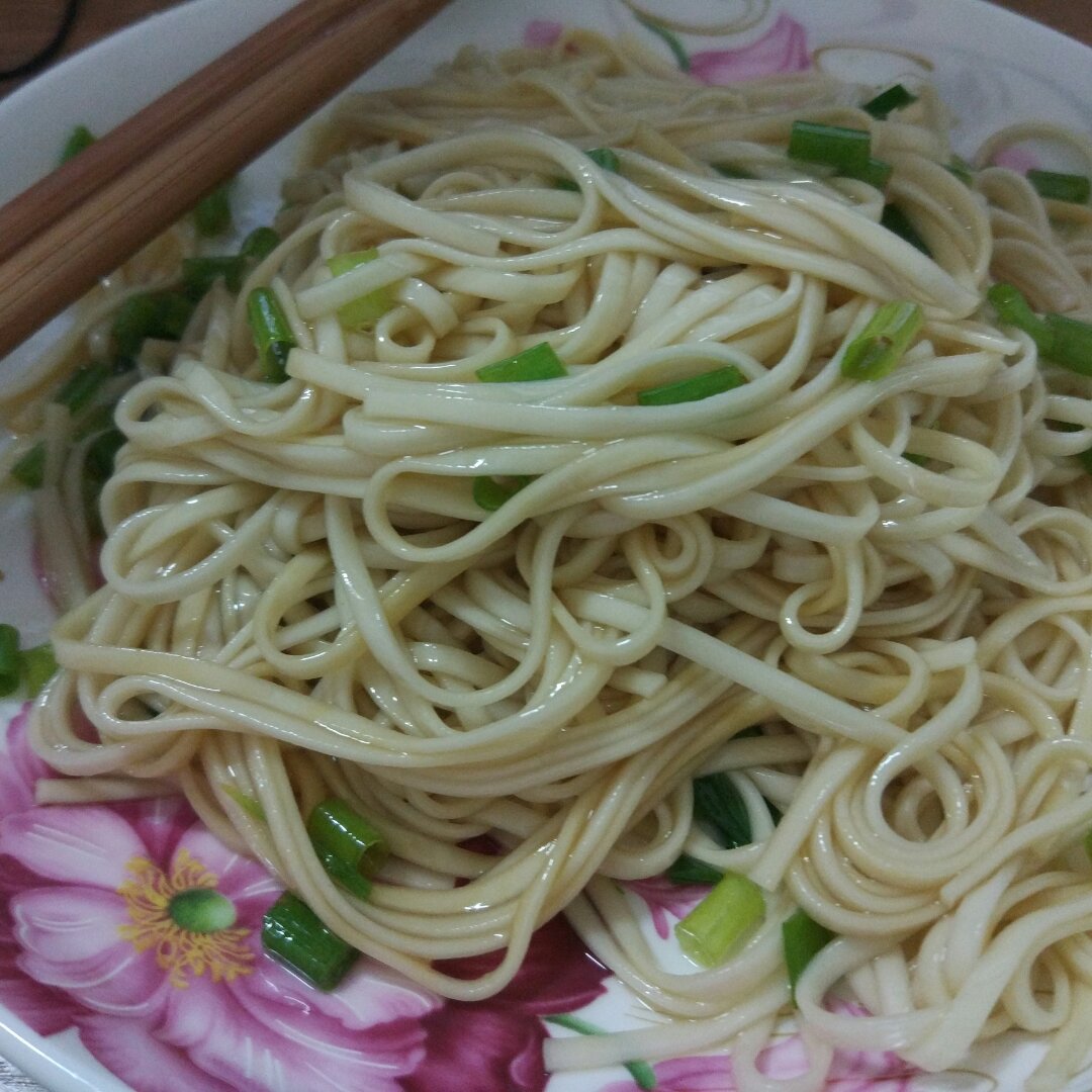 葱爆面—就是汪涵在天天向上里面做的那个啦