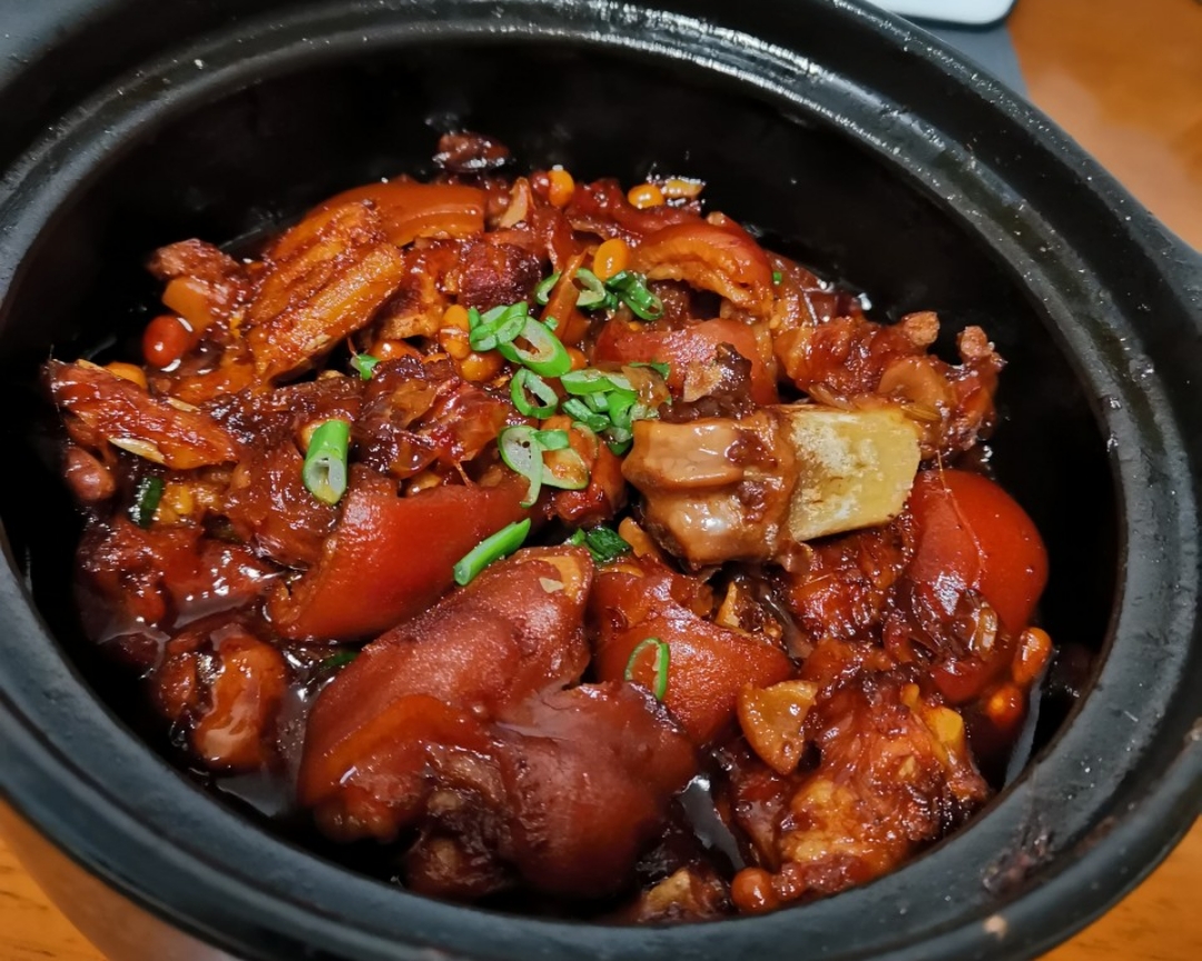 人间美味：砂锅炖猪蹄的做法