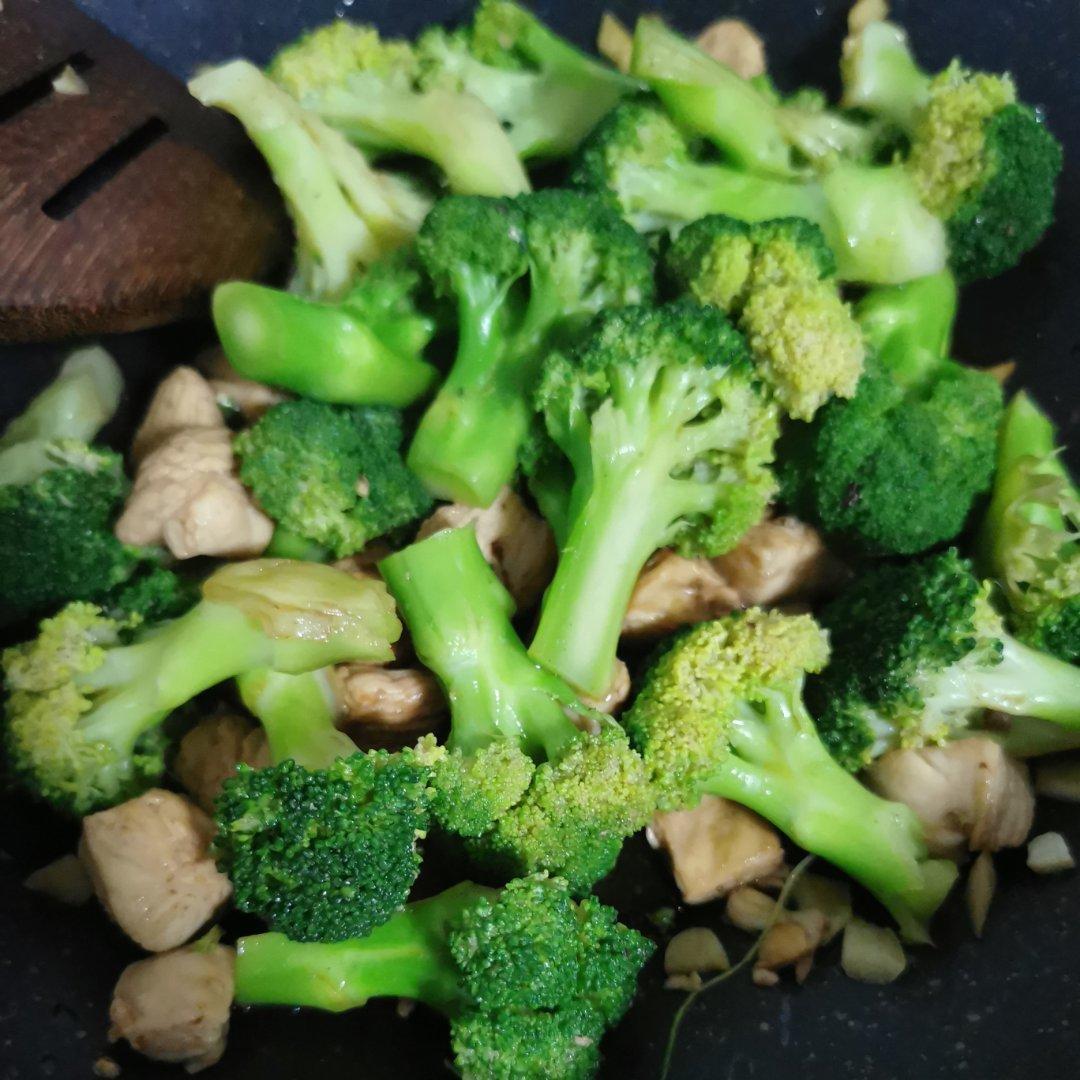 西蓝花炒鸡胸肉（最近爱上减脂餐）