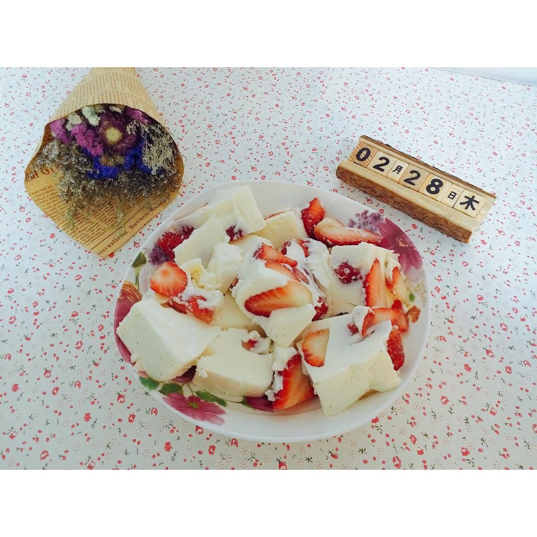 草莓牛奶冻