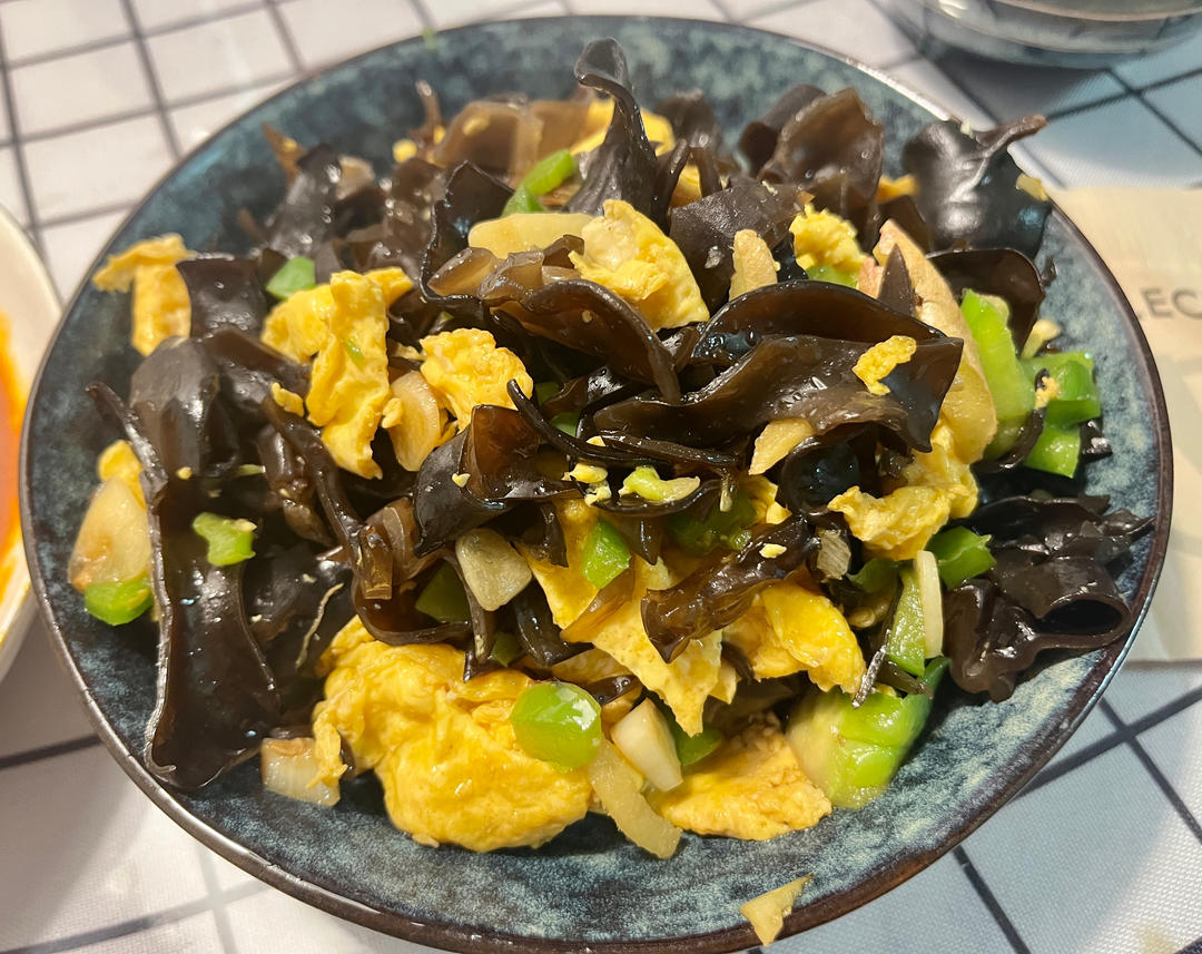 黑木耳青椒炒鸡蛋（营养又下饭）