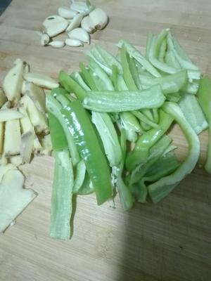 腌黄瓜、青椒的做法 步骤3