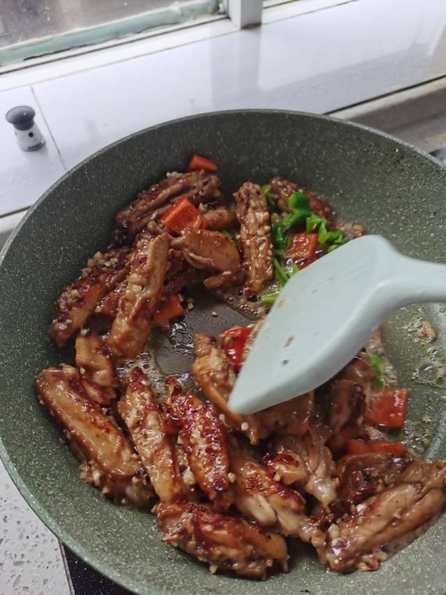 蒜香浓郁，鲜嫩多汁的蒜香鸡翅