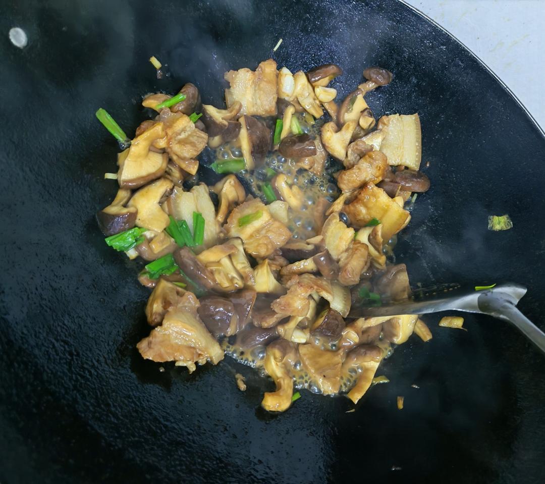 五花肉炒香菇