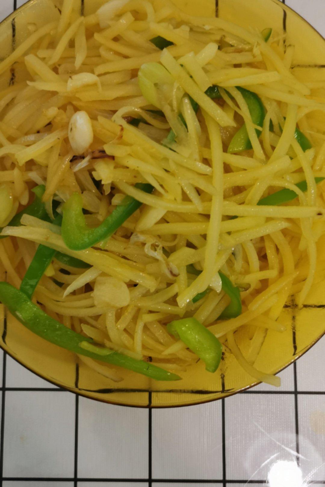 厨师长教你：“炝炒土豆丝”的家常做法，口感爽脆