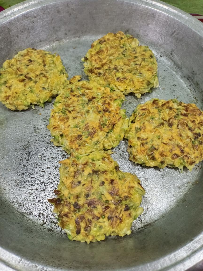 煎槐花饼的做法