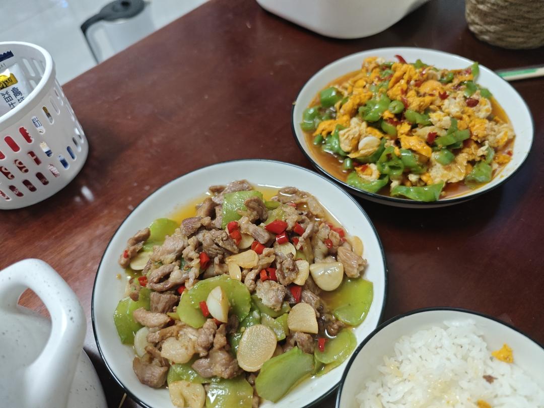 清爽解腻巨下饭的莴笋炒肉丝！