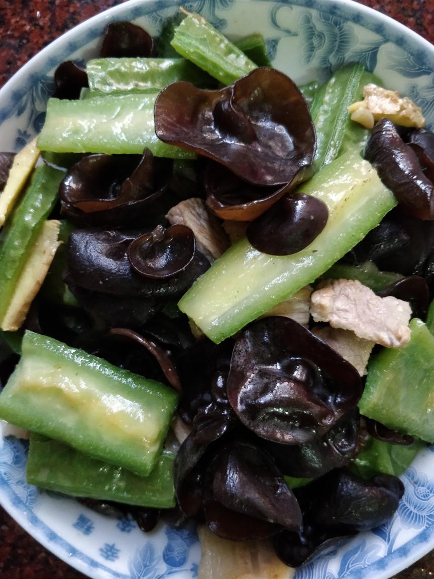 丝瓜木耳炒五花肉的做法