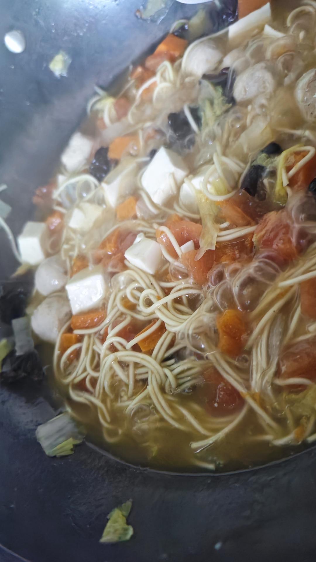 分享巨好吃的南瓜番茄汤底的蔬菜汤！