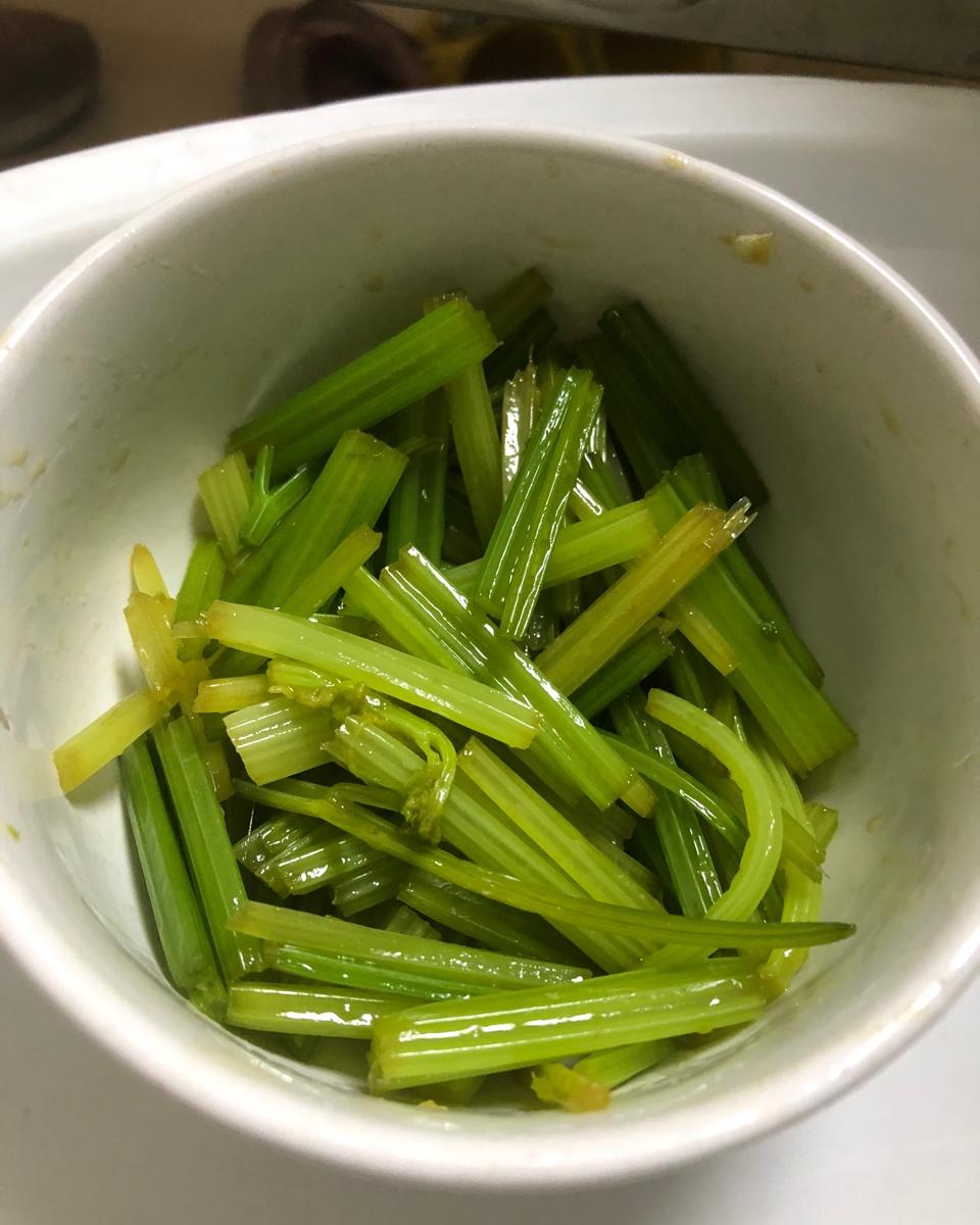凉拌芹菜（简洁版）