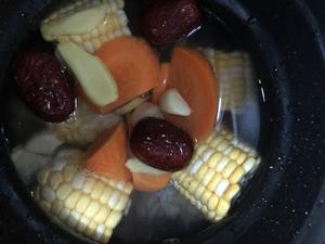 香甜玉米排骨汤的做法 步骤8