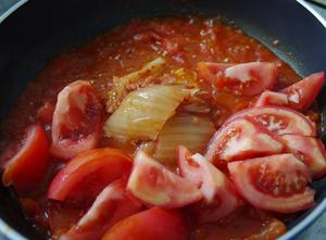 番茄泡菜煮黑豚肉的做法 步骤4